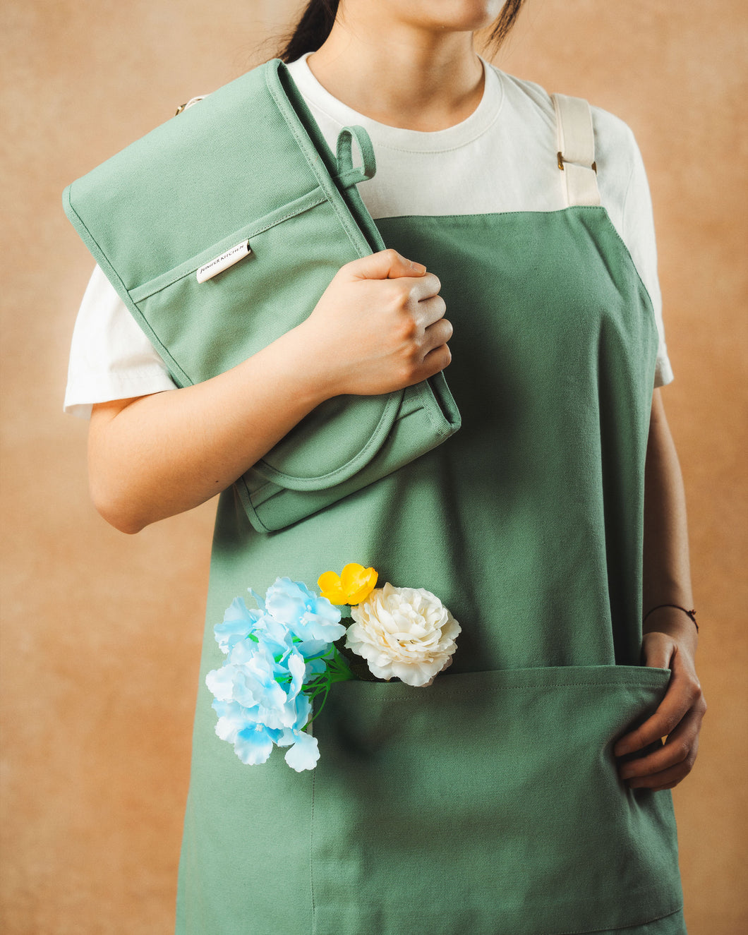 Apron + Oven Mitts