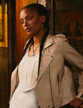 Loba Fan Necklace